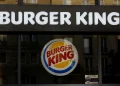 Burger King é condenado a indenizar trabalhadora por uniforme que não servia