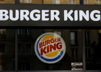 Burger King é condenado a indenizar trabalhadora por uniforme que não servia