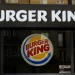 Burger King é condenado a indenizar trabalhadora por uniforme que não servia