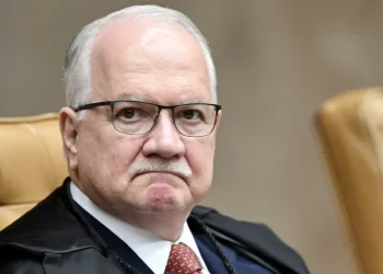 Fachin dá 72 horas para Mendonça se manifestar sobre afastamento de chefe da PF