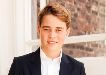 Príncipe George entra no Eton College e retoma tradição da família real