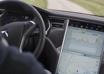 Homem perseguiu ex através do sistema informático do seu Tesla