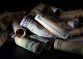 Dólar oscila em meio a