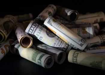 Dólar oscila em meio a
