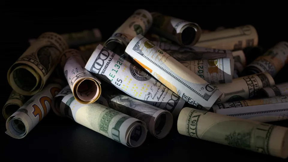 Dólar oscila em meio a