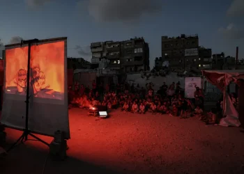 Comovente! Crianças assistem filme