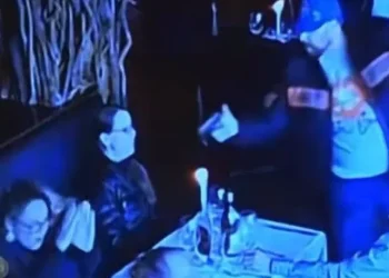 Homem invade restaurante e tentar matar ex; funcionários impediram crime