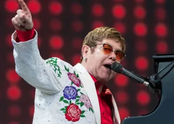 Por que Elton John utilizou cadeira de rodas ao sair do Rio de Janeiro?