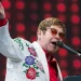 Por que Elton John utilizou cadeira de rodas ao sair do Rio de Janeiro?