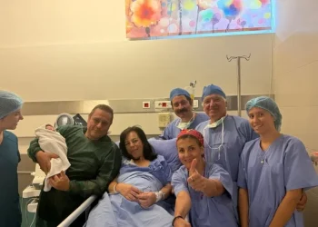 Grega de 54 anos dá à luz menina a partir de embrião congelado há 22 anos