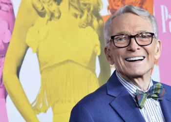 Morre Bob Mackie, estilista que vestiu Madonna e Elton John, aos 87 anos