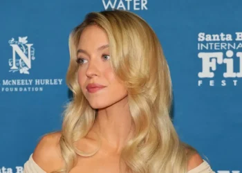 Sydney Sweeney rebate críticas e expõe ensaios sensuais de atletas