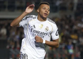 Real Madrid evita empate nos acréscimos, vence Elche e cola no Barcelona