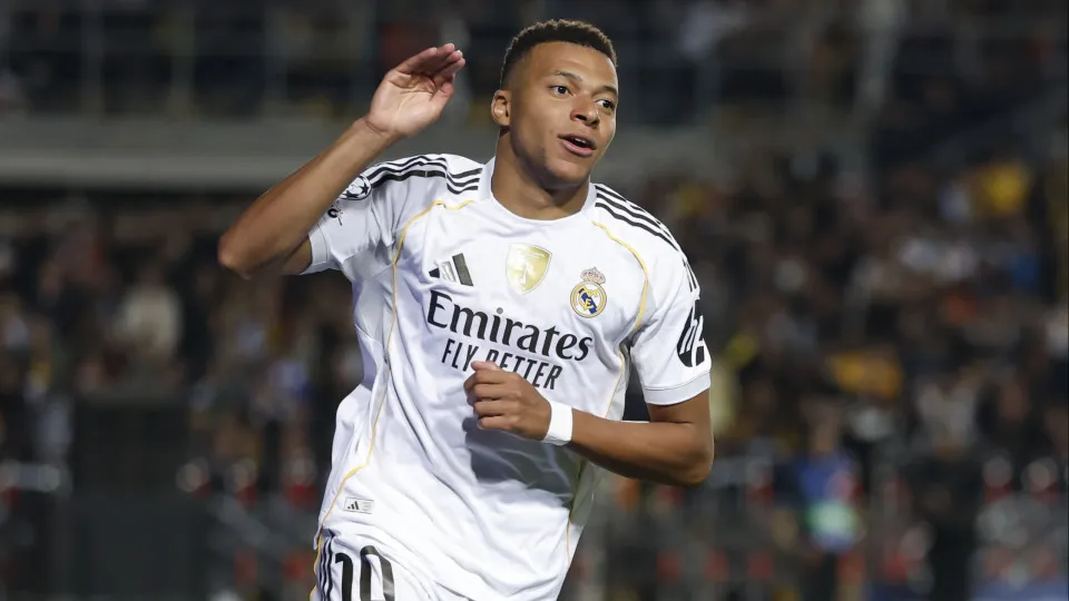 Real Madrid evita empate nos acréscimos, vence Elche e cola no Barcelona