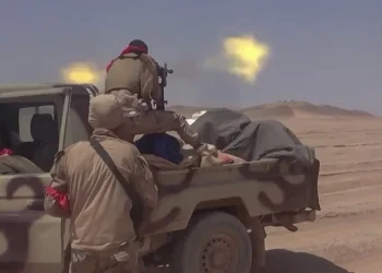 Sauditas bombardeiam o Iêmen; houthis atacam porto no mar Vermelho