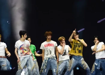 Stray Kids envia flores à família de fã de 16 anos que morreu antes de show na Argentina
