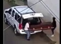 Caixão com corpo é abandonado em rua no México; vídeo mostra momento