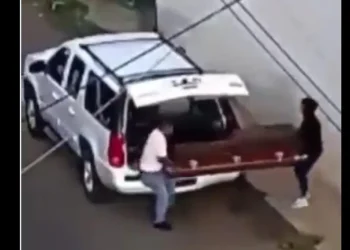 Caixão com corpo é abandonado em rua no México; vídeo mostra momento