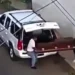 Caixão com corpo é abandonado em rua no México; vídeo mostra momento