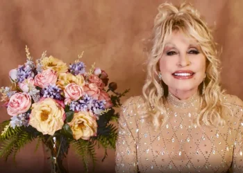 Em homenagem póstuma, Dolly Parton agradece prêmio em vídeo gravado antes de sua morte