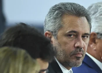 Justiça tira 29 minutos de propaganda de Elmano após peça associar Ciro Gomes a Bolsonaro