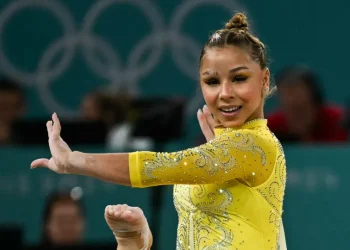 Flávia Saraiva é ouro nas barras assimétricas em etapa da Copa do Mundo