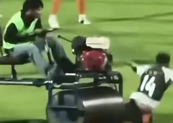 Jogador inglês é atropelado em pleno gramado; imagens chocam