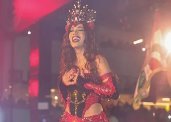 Anitta é coroada rainha de bateria na Grande Rio