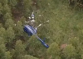 Bombeiros encontram destroços de helicóptero e confirmam cinco mortes