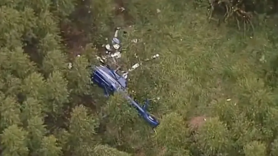 Bombeiros encontram destroços de helicóptero e confirmam cinco mortes