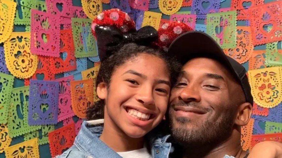 Koby e Gigi Bryant morreram em 2020, após queda de helicóptero. Koby e Gigi Bryant morreram em 2020, após queda de helicóptero.