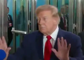 Donald Trump repreende repórter da CNN: