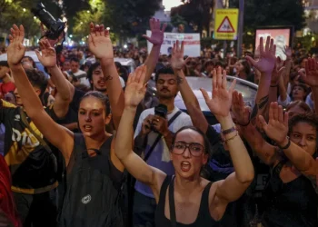 Despejo de idosa em Madrid leva milhares às ruas: