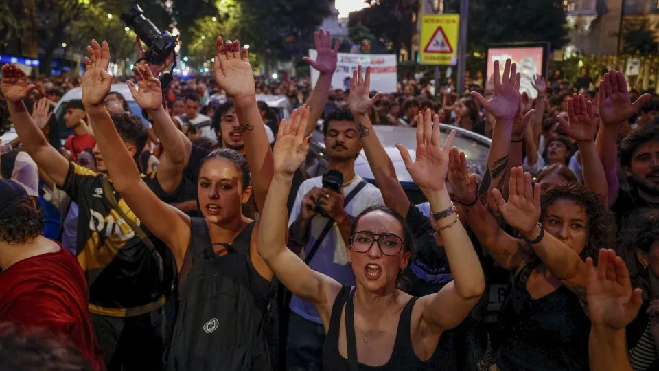 Despejo de idosa em Madrid leva milhares às ruas: