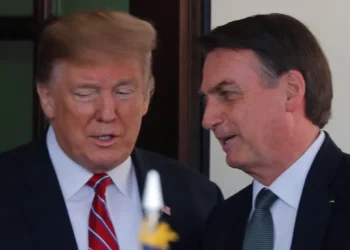 Financial Times compara os Bolsonaros à família Trump e diz que têm estilo paranoico