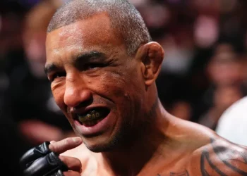 Brasileiro perde consciência durante luta no UFC e é levado ao hospital