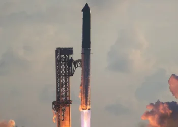 Megafoguete Starship, da SpaceX, faz primeiro voo orbital e lança satélites