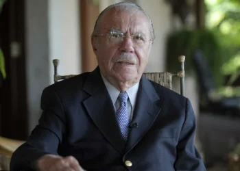 Ex-presidente José Sarney segue internado em hospital de São Paulo