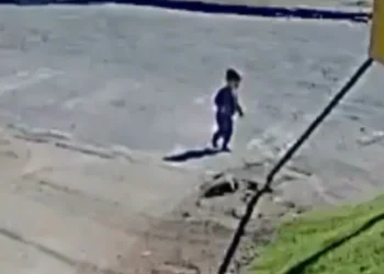 Bebê de 18 meses foge de creche e vai até o trabalho da mãe em SC