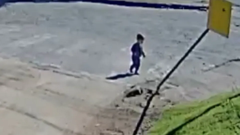 Bebê de 18 meses foge de creche e vai até o trabalho da mãe em SC
