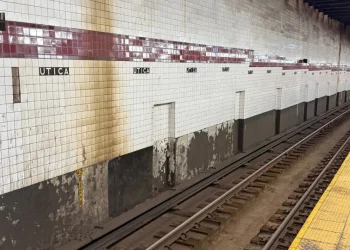 Homem morre após sacola ficar presa na porta do metrô em Nova York