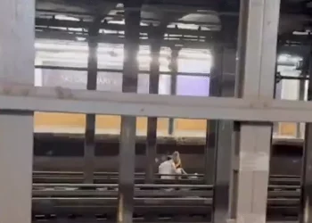 Amigos sentam nos trilhos do metrô e morrem atingidos por trem; vídeo