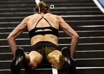 Atleta defeca em si mesma durante corrida, segue na prova e vence; vídeo