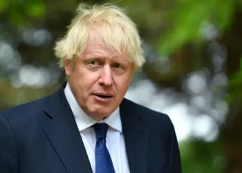 Boris Johnson reage após escapar a ataque russo: