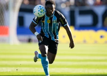 Botafogo e Grêmio fazem jogo atrasado no Rio preocupados com a ameaça de rebaixamento