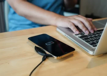 Carregamento com fio ou sem fio: qual preserva mais a bateria do celular?
