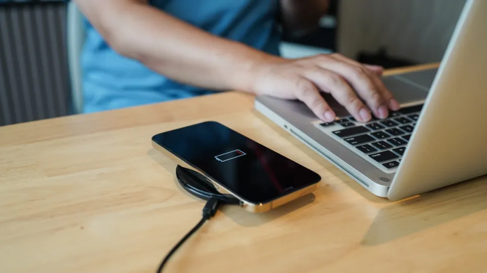 Carregamento com fio ou sem fio: qual preserva mais a bateria do celular?