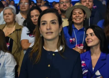 Deputada do PL sofre infarto durante campanha e é internada na UTI