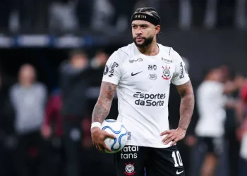 Distrações extracampo de Memphis viram desafio para Diniz no Corinthians