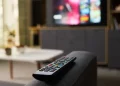 É melhor desligar a televisão da tomada ou deixá-la no modo standby?
